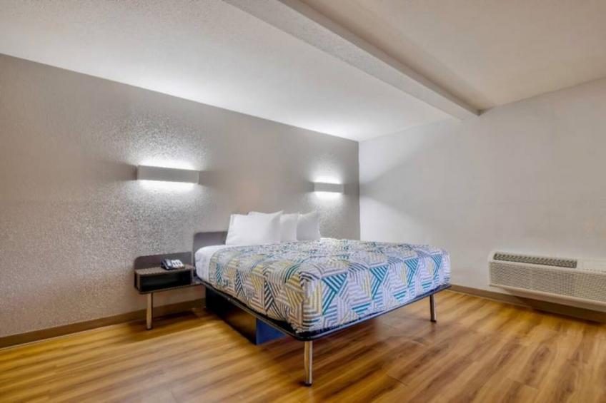 1 Queen Bed  Smoking Kitchen - foto 13