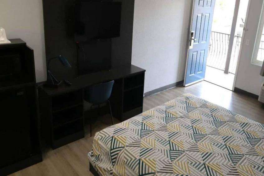 1 King Bed  Non-Smoking Micfridge - foto 4