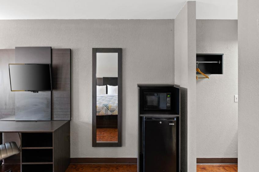 1 King Bed  Non-Smoking Micfridge - foto 12