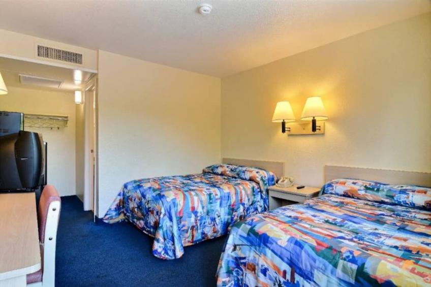 2 Full Beds  Non-Smoking Mini Fridge - foto 10