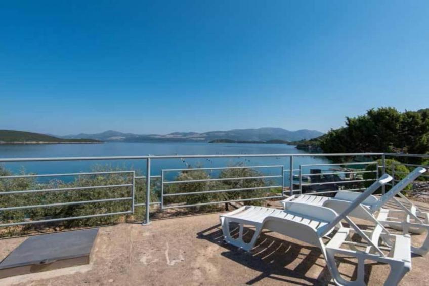 Spacious and Cozy Seafront Apartments - One Bedroom Apartment with Terrace and Sea View - foto 12