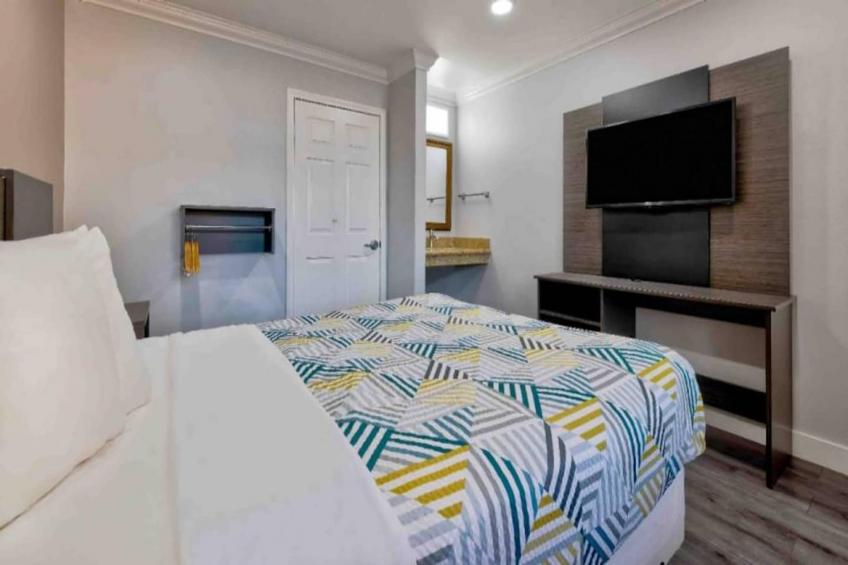 1 Queen Bed  Non-Smoking Mini Fridge - foto 13