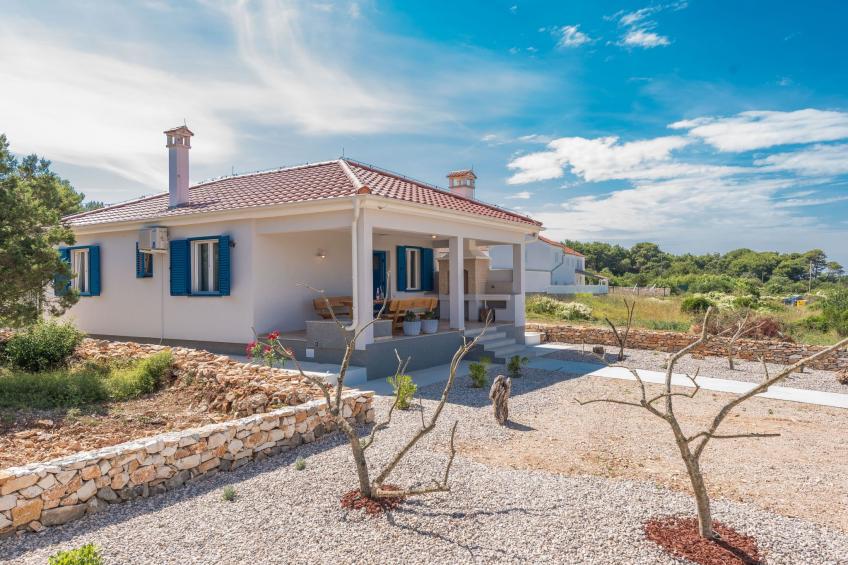 "Ena" mit Blick auf das Wasser