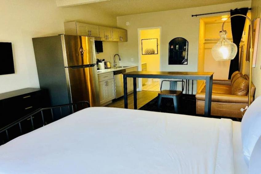 1 Queen Bed  Suite Non-Smoking Kitchen - foto 37