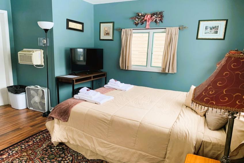 Queen Bed Riverfront with Kitchenette - foto 13