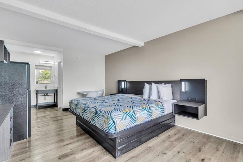 1 King Bed  Non-Smoking Kitchen - foto 5