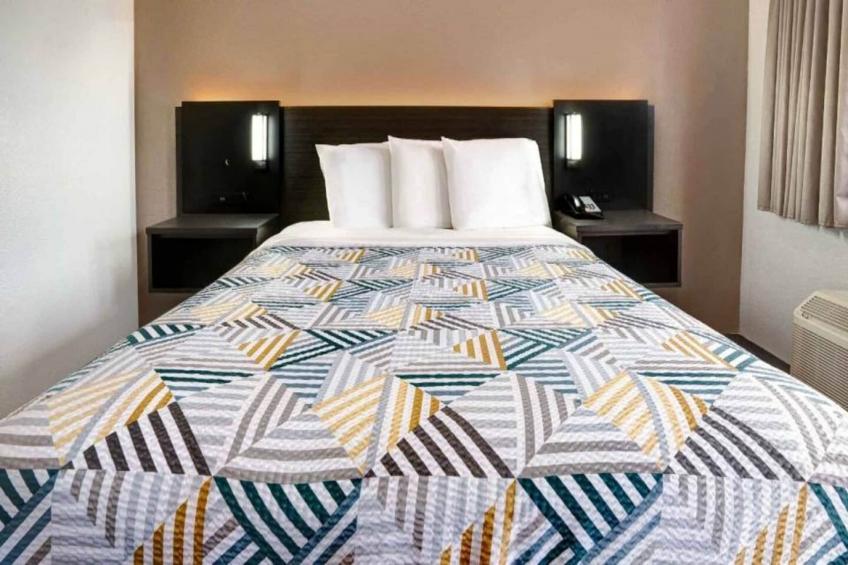 1 Full Bed  ADA/RI Shower/Mini Fridge - foto 6