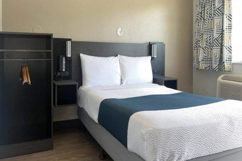 1 Queen Bed  Micfridge - foto 18