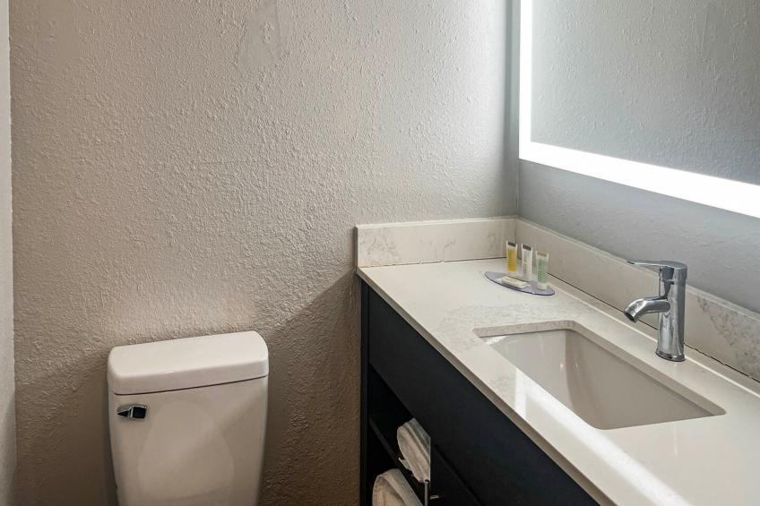 2 Queen Beds | Non-Smoking, Micfridge - foto 15