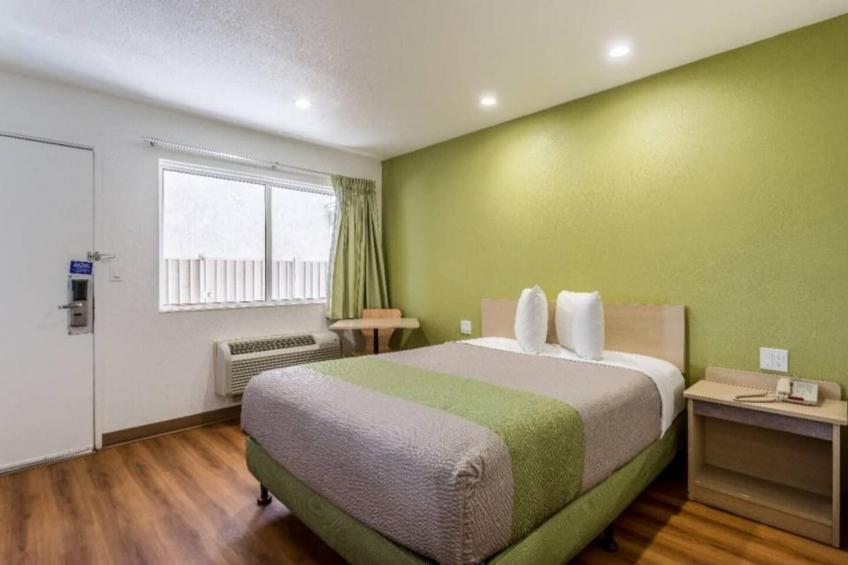1 QUEEN BED  NON-SMOKING - foto 8