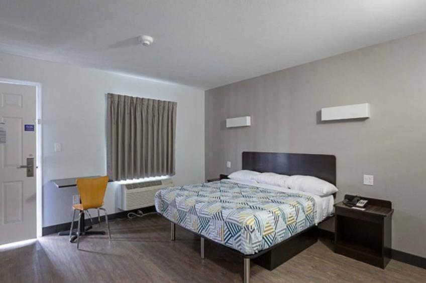 1 King Bed  Non-Smoking Micfridge - foto 10