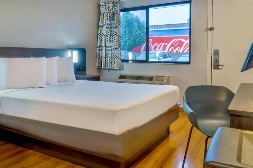1 Queen Bed  Mini Fridge - foto 14