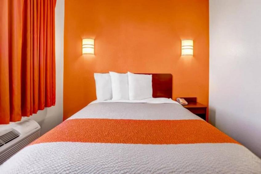 1 QUEEN BED  NON-SMOKING - foto 2
