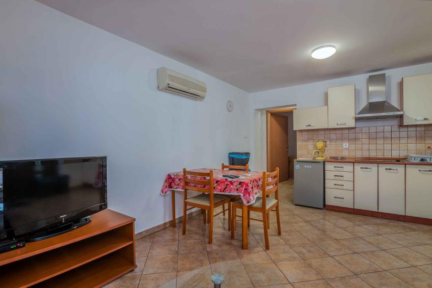 Vakantiewoning in het centrum van Njivice - BF-4XVK6 - foto 7