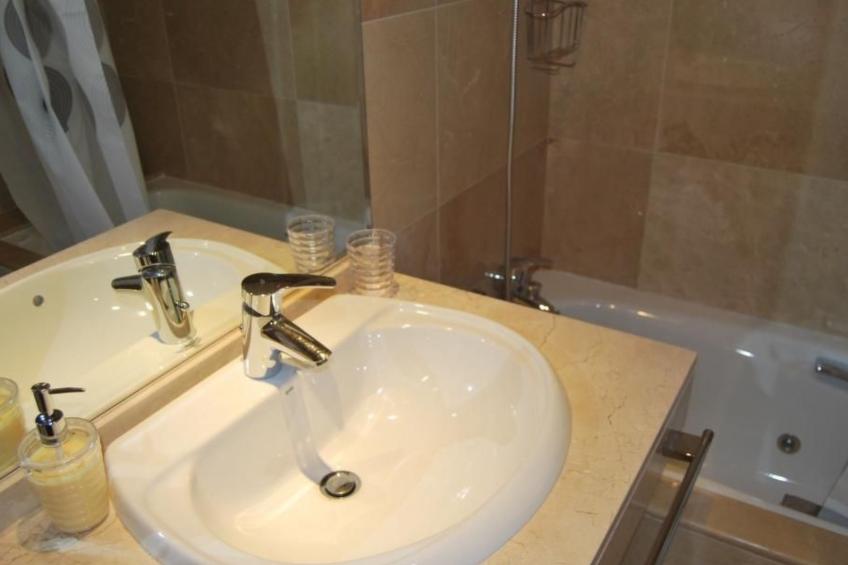 Helle, modernisierte Wohnung mit mehreren Pools - foto 7