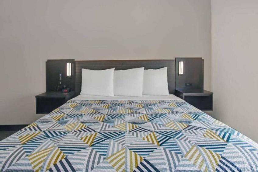 1 King Bed  Non-Smoking Mini Fridge - foto 12