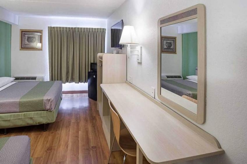 1 King Bed  Non-Smoking Mini Fridge - foto 3