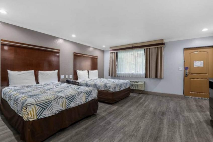 2 Queen Beds  Non-Smoking Micfridge - foto 17