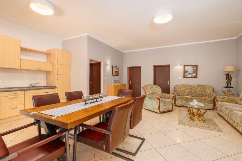 Wonderful Krk Island Stay: Shared Pool, Grill Patio, and Nearby Beaches - Two Bedroom Apartment - foto 2