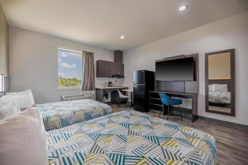 2 Queen Beds  Non-Smoking Kitchen - foto 5