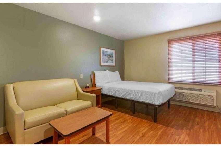 1 King Bed | Hearing Accessible, Kitchen - foto 9