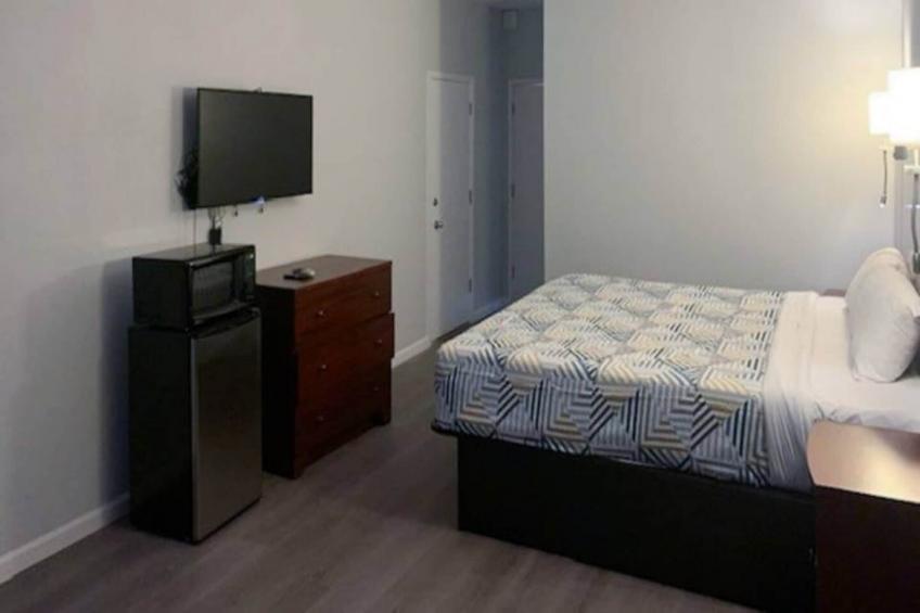 1 King Bed  Non-Smoking Micfridge - foto 3
