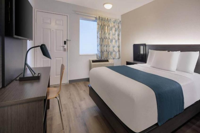 1 Queen Bed  ADA/Tub/Micfridge Non-smoking - foto 3
