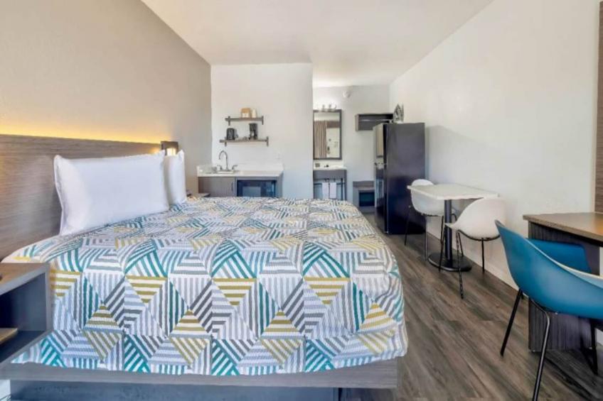 1 Queen Bed  Non-Smoking Kitchen - foto 9