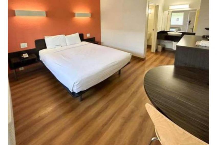1 Queen Bed  Suite Smoking Micfridge - foto 6