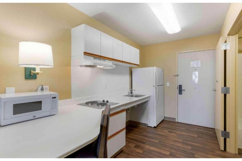 1 Queen Bed  Non-Smoking Kitchen - foto 7