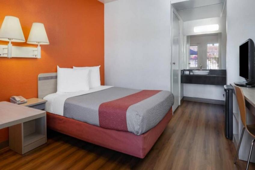 1 Queen Bed  ADA/RI Shower - foto 3