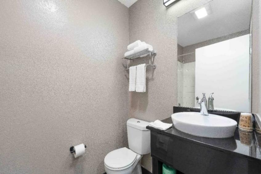 1 Queen Bed  Micfridge Smoking - foto 20