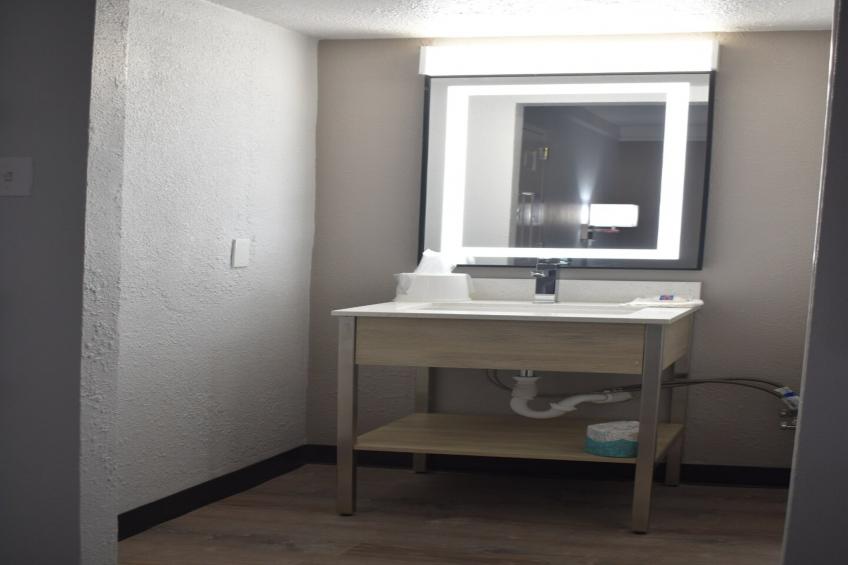 1 King Bed | Non-Smoking, Micfridge - foto 29