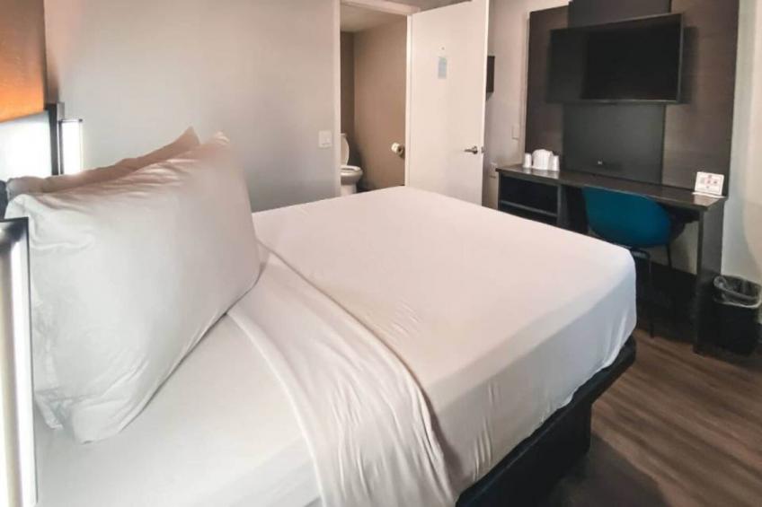 1 Full Bed  ADA/RI Shower/Mini Fridge - foto 9