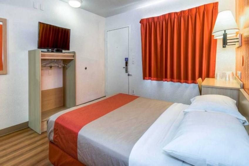 1 Queen Bed  Mini Fridge - foto 4