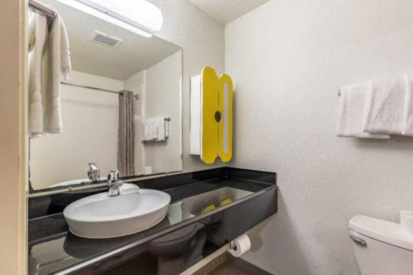 1 Queen Bed  Non-Smoking Kitchen - foto 12