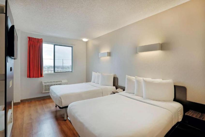 2 Queen Beds  Suite Non-Smoking Micfridge - foto 10