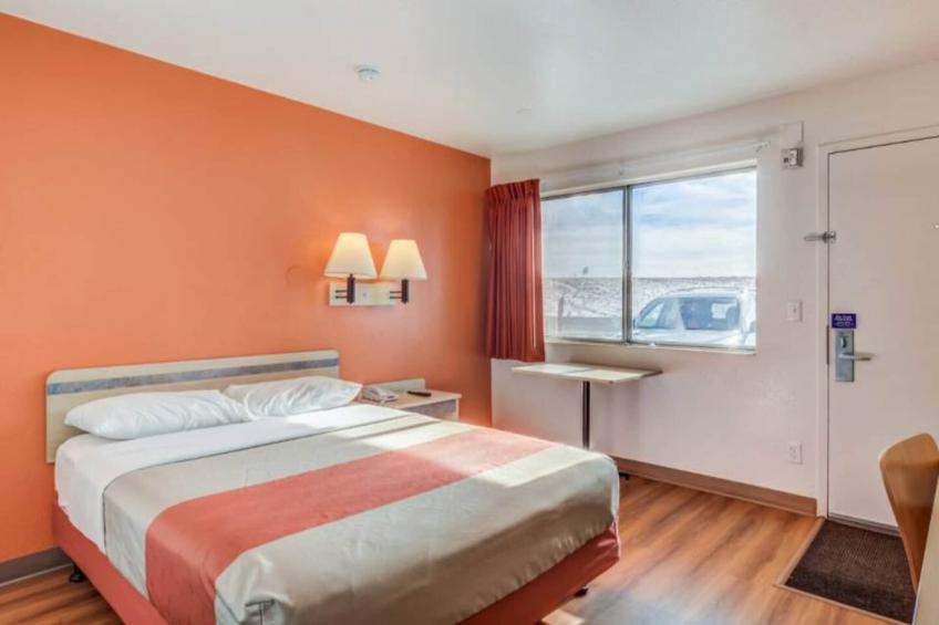 1 Queen Bed  ADA/RI Shower/Non-Smoking - foto 7