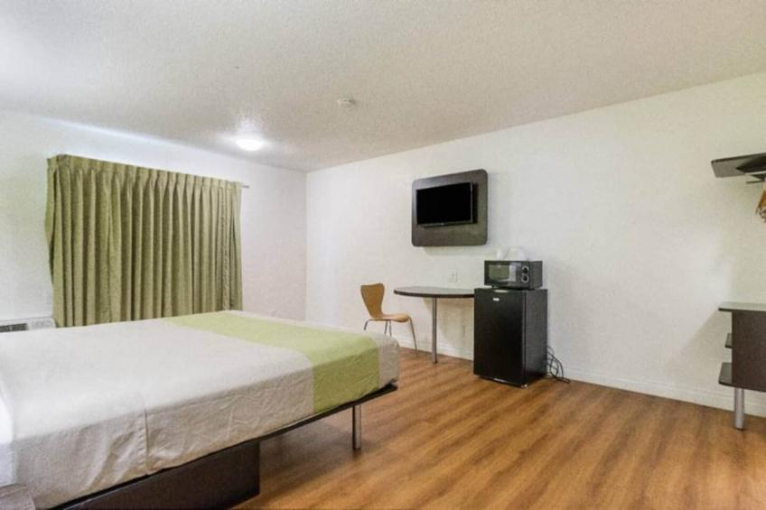 1 King Bed  Non-Smoking Micfridge - foto 11