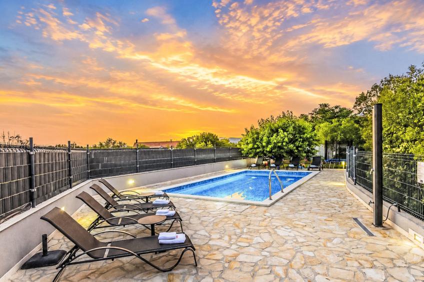 Villa "Mile" mit beheiztem Pool, Grill und Terrasse - foto 2