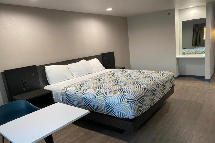 1 King Bed  Mob Acc RI Shwr Nsmk Micfridg - foto 11