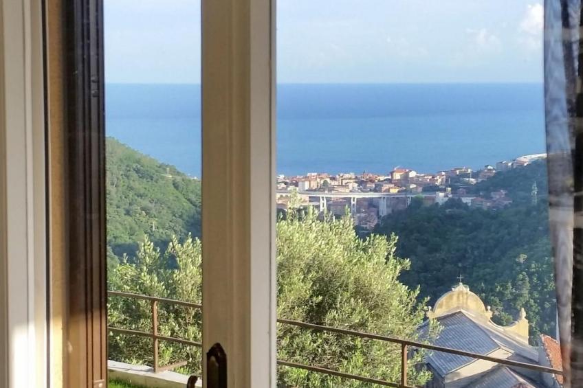 in Varazze mit Garten und Parkplatz