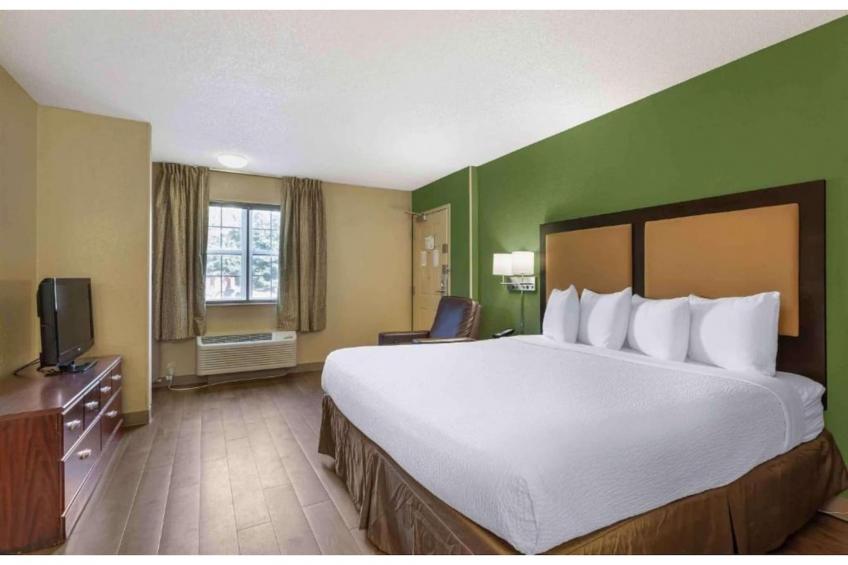 1 King Bed | Non-Smoking, Kitchen, Shower - foto 26