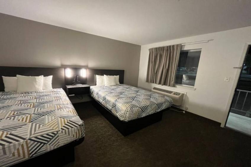 2 Full Beds  Non-Smoking Micfridge - foto 15