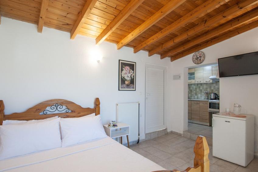 Berge und die ikonische Landebahn des Flughafens Skiathos - foto 7