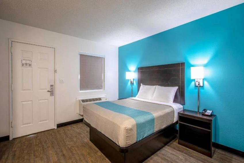 1 Queen Bed  Premium Kitchen Smoking - foto 9