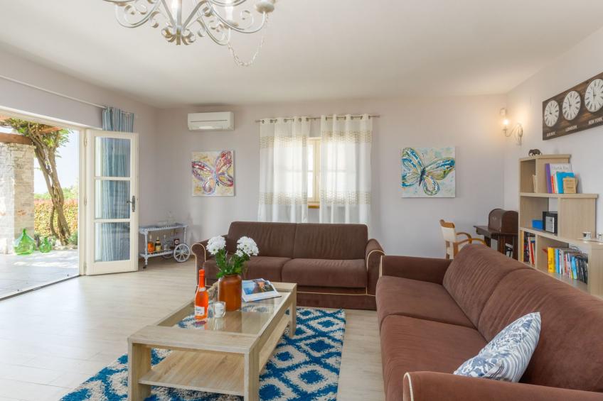 Villa mit Pool, Garten und Sommerküche - foto 15