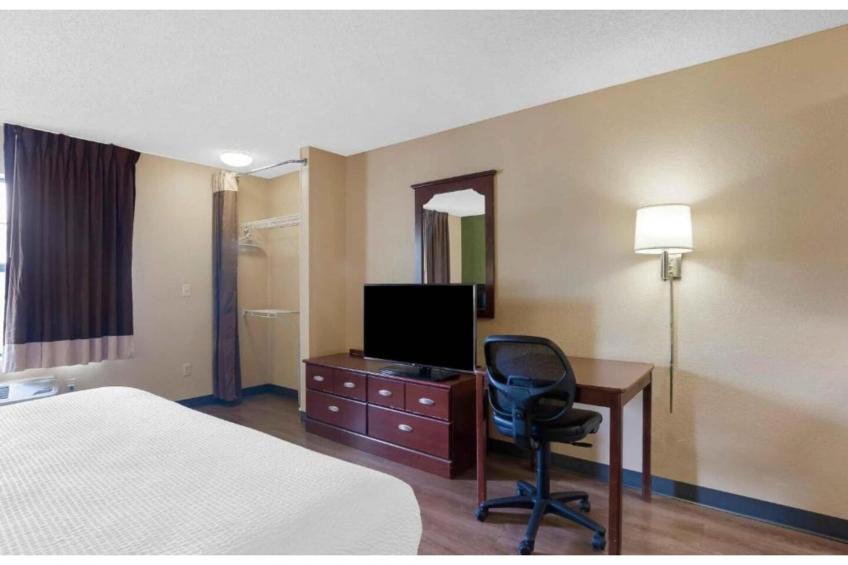 1 King Bed  Non-Smoking Kitchen - foto 9