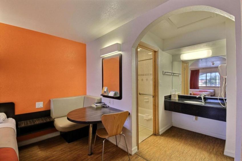 2 Queen Beds  Smoking Kitchen - foto 20
