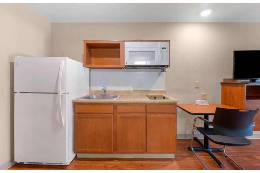 1 King Bed | Hearing Accessible, Kitchen - foto 19